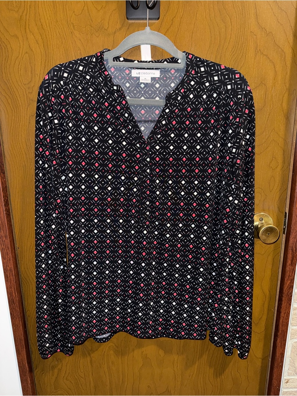 Liz Claiborne Gray Geometric Print V-Neck Top with Pink Dots
